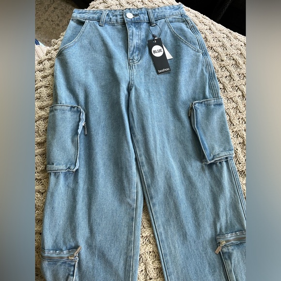 New Boohoo Jeans Light Wash Multi Zip Pocket Cargo Jeans size 4 - Picture 2 of 16